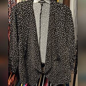NWOT Torrid Black and White Polka Dot Ruched Sleeve Blazer Sz 1